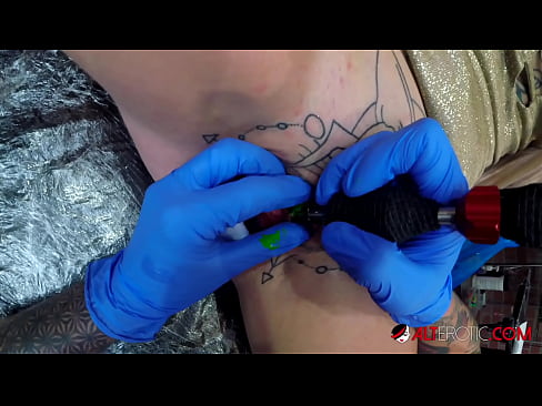 ❤️ La bomba Sully Savage, molt tatuada, es va tatuar al clítoris Putes al ca.robosexshop.ru ❤